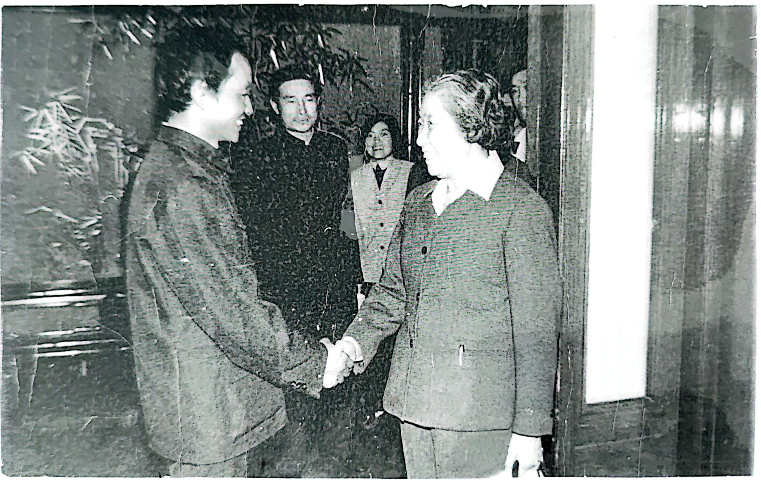 国家主席刘少奇夫人王光美在北京人民大会堂国宴品尝常山猴头菇接见常山微生物总厂厂长徐序坤
