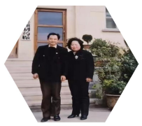 徐序坤与夫人王水凤在制药厂前合影